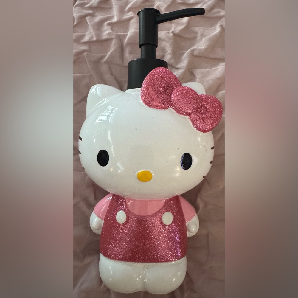 SANRIO HELLO KITTY SOAP/LOTION DISPENSER W/PINK GLITTER BOW & OUTFIT NEW